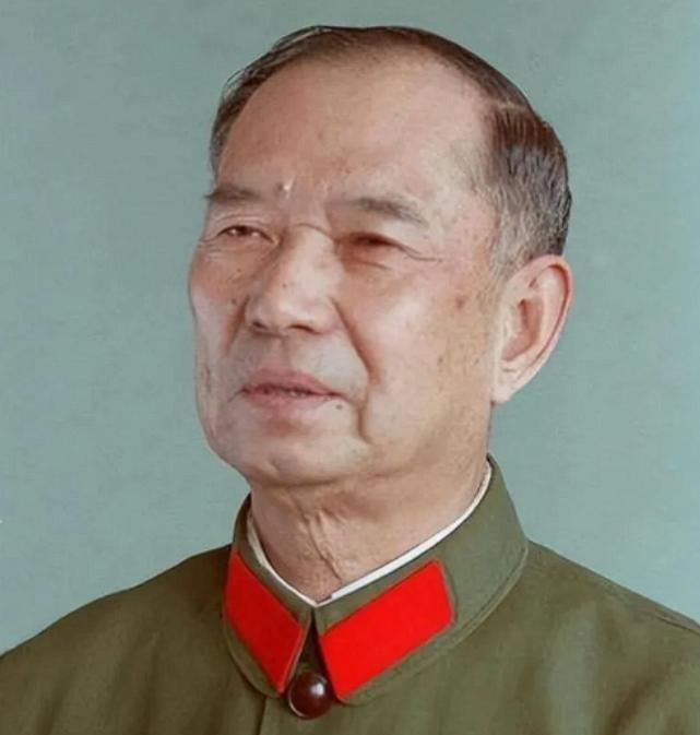 1982年，开国少将尤太忠视察部队，见一副团长好生眼熟，暗骂一句大事不好，立刻打