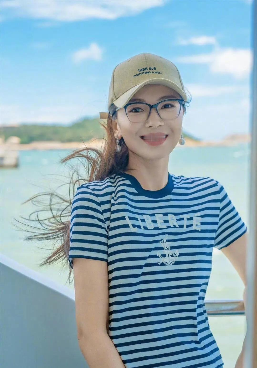 谁能看出刘涛已经47岁了？这套海边造型真的太有少女感了！经典蓝白条纹海魂T