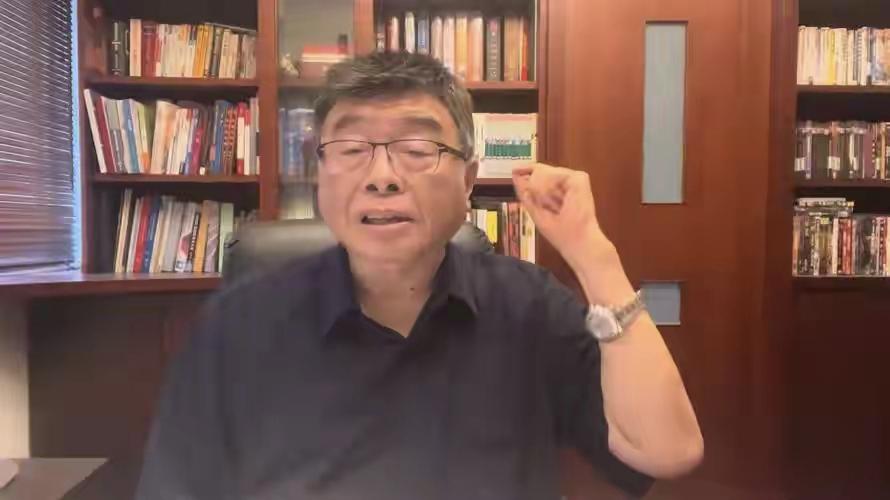 台湾著名媒体人邱毅说，赖清德嘴上把“台独”挂在嘴边，背地里居然还幻想着成为统一之