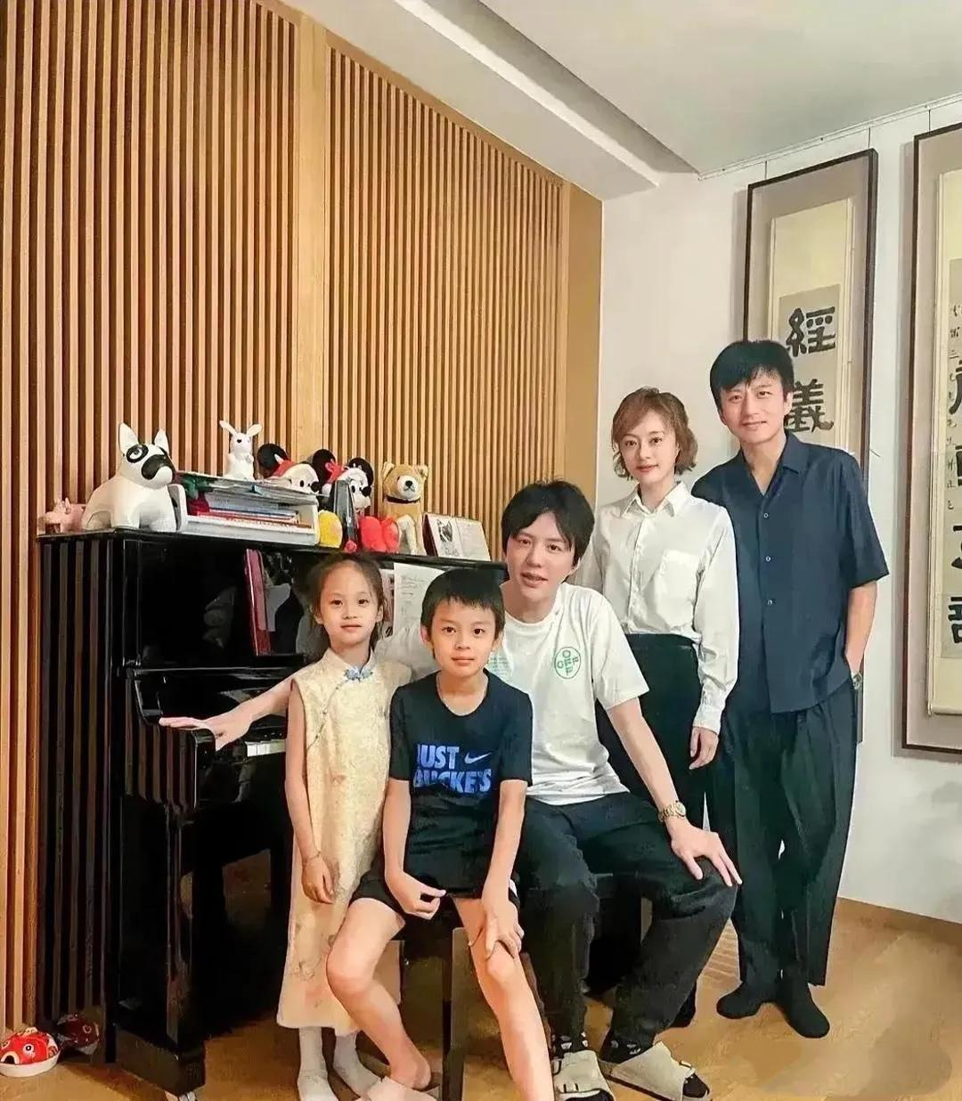 邓超孙俪一家同框太养眼！儿女颜值出众，钢琴老师意外抢镜邓超状态在线，胖瘦合