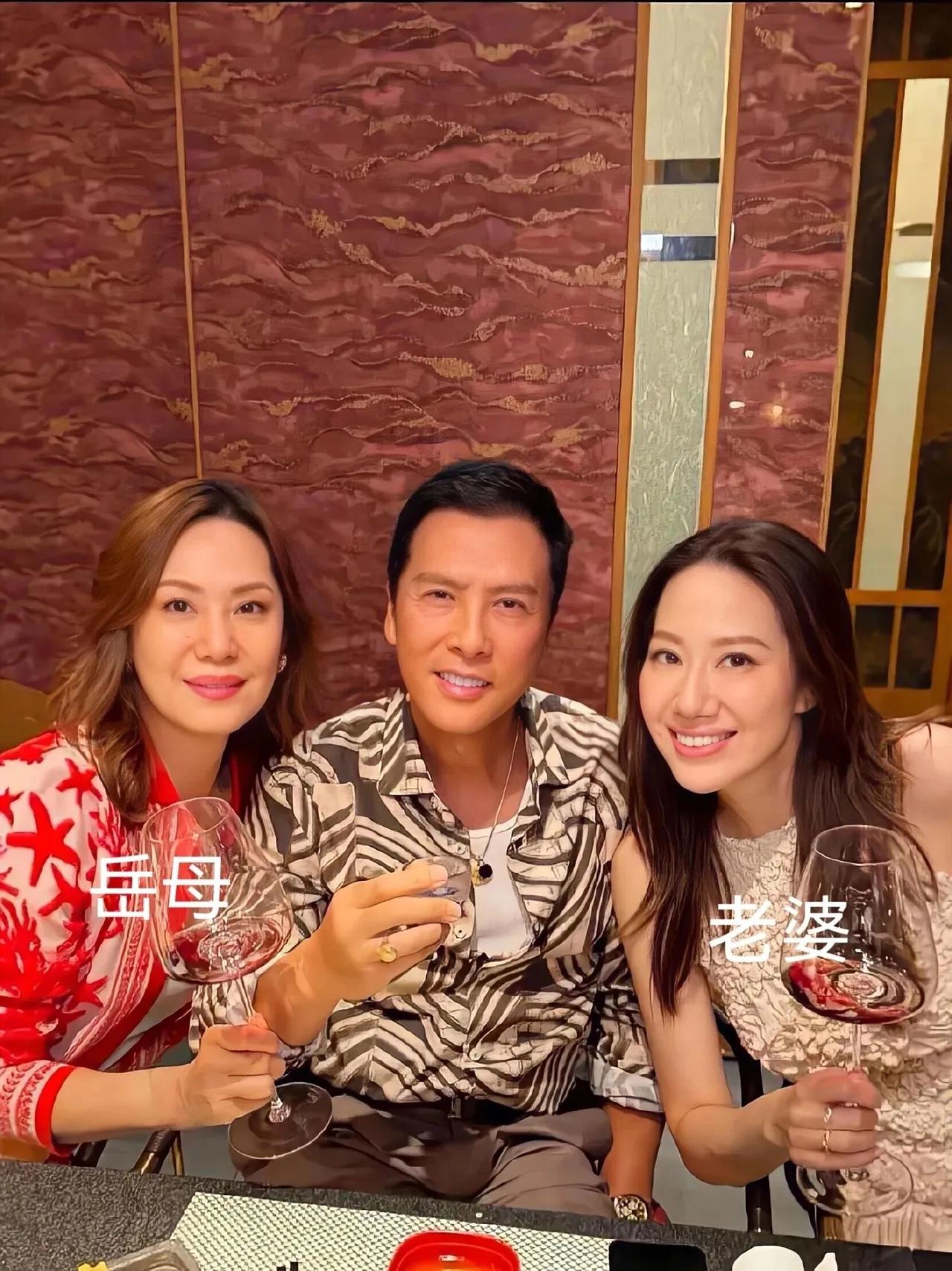 老婆和岳母都特别迷人。62岁的甄子丹与68岁的岳母同框，展现了岁月不败的气场。