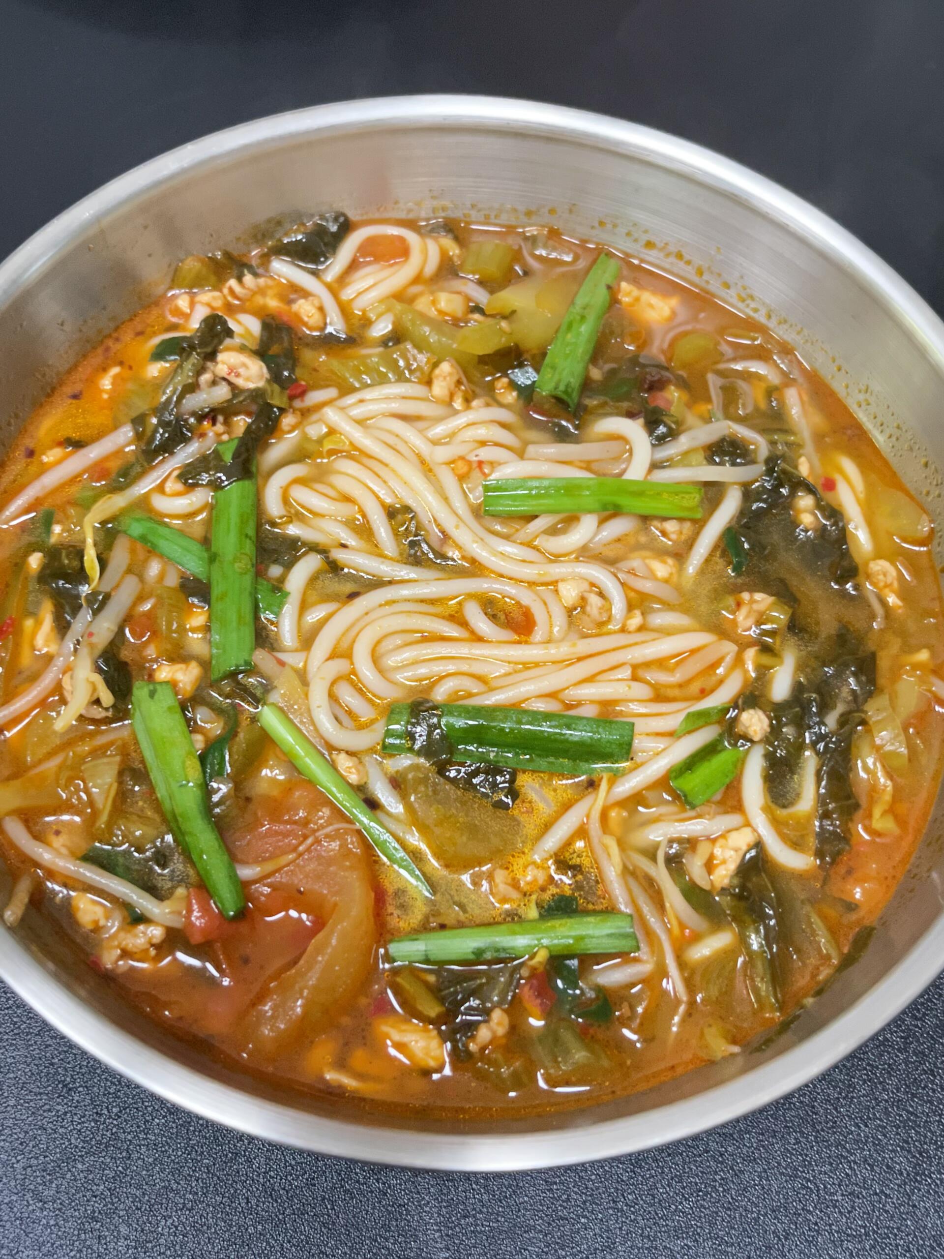 云南小锅米线🍜酸辣入味巨好嗦，厨房小白也能轻松做被云南小锅米线狠狠圈粉了！