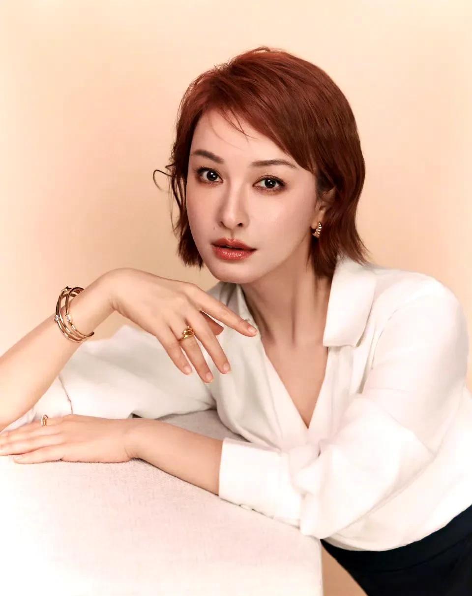 吴昕这几年真的越来越有知性美啦！以前在快本当小透明时还带点稚气，现在37岁反而