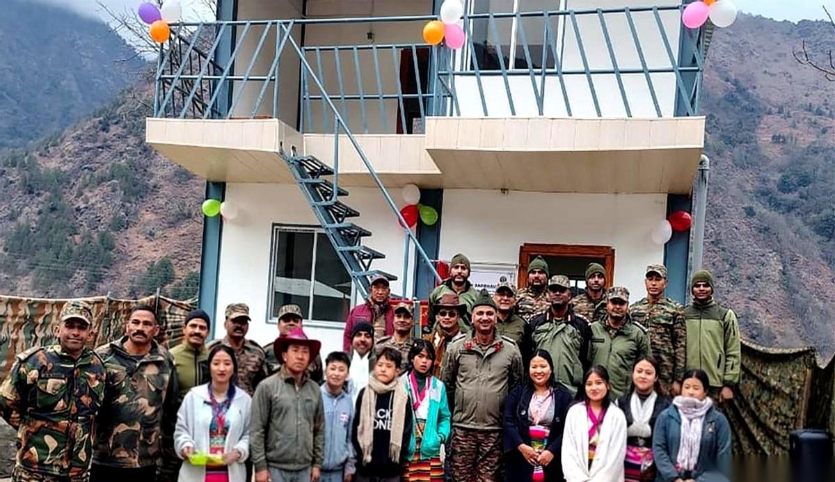 笑不活了家人们。听说对面阿三的军队，现在开始卷副业了——在咱们藏南那边，给村民