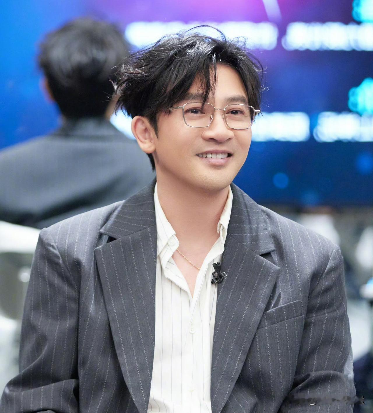 娱乐圈我最想不明白的，就是苏有朋了！已经52岁了，虽然演技好，但是真的也太敢