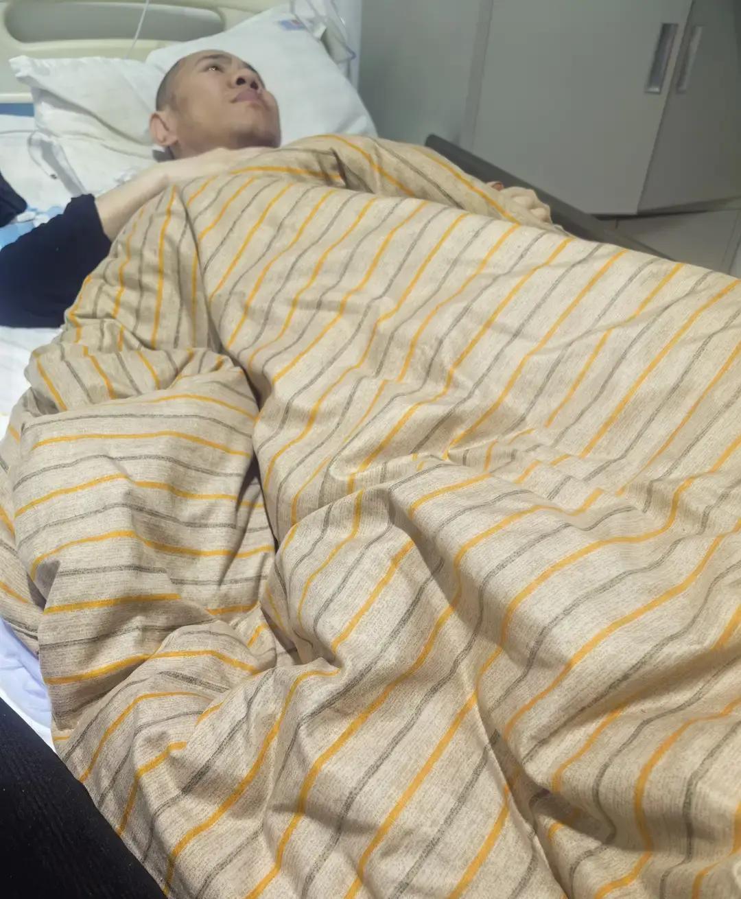 这大概就是婚姻最真实的样子吧。晚上推着轮椅带瘫痪老公上厕所，刚扶起来就弄脏了裤子