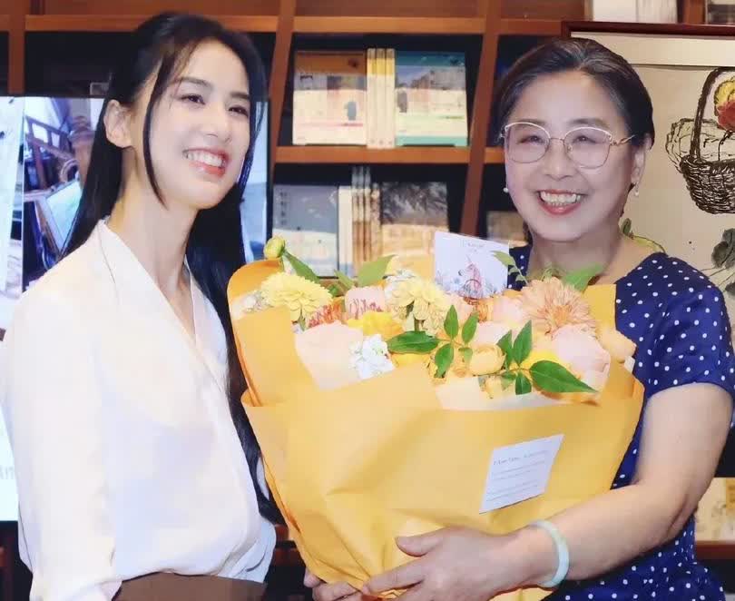 黄圣依跟她妈妈没有大矛盾的，从她们俩收纳衣服那段就看出来了，她不让穿她妈妈要穿。