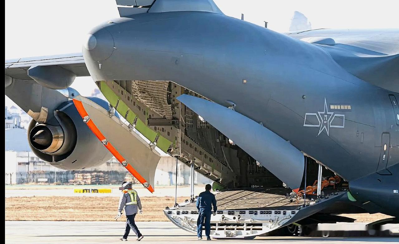 运-20B不同视角画面呈现，从工业美学角度来说，粗大的WS20发动机才浑然天成，