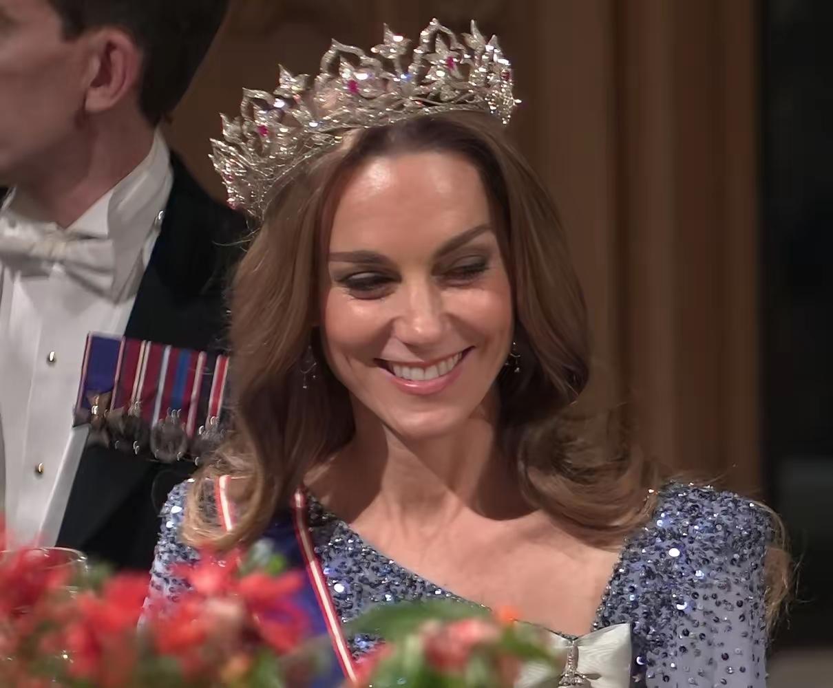 这一次的晚宴，凯特美得像公主！蓝紫色的星空礼服长裙，头上戴的是红宝石王冠，大卷