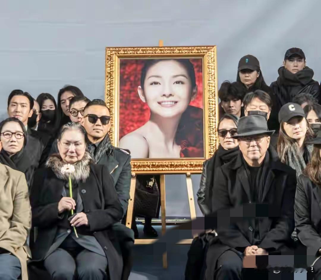 大S周年祭是当葬礼在办吧，搭了祭棚不说，台湾娱乐圈差不多来了一半的人，该说不说，