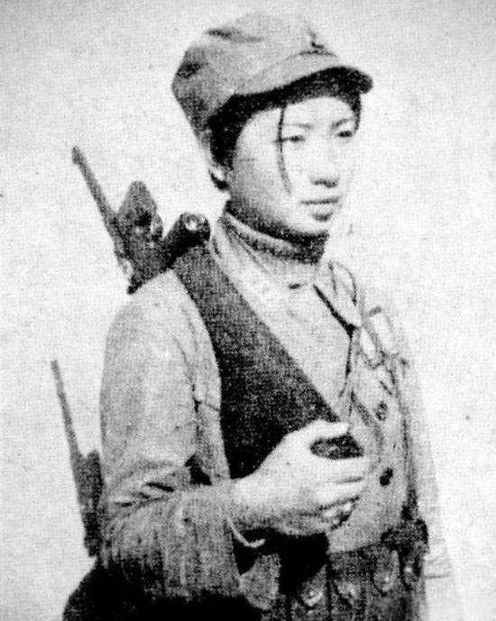 1936年寒冬腊月，白山黑水间炸响惊雷。一位裹着羊皮袄的锡伯族女子伏在雪窝子里，