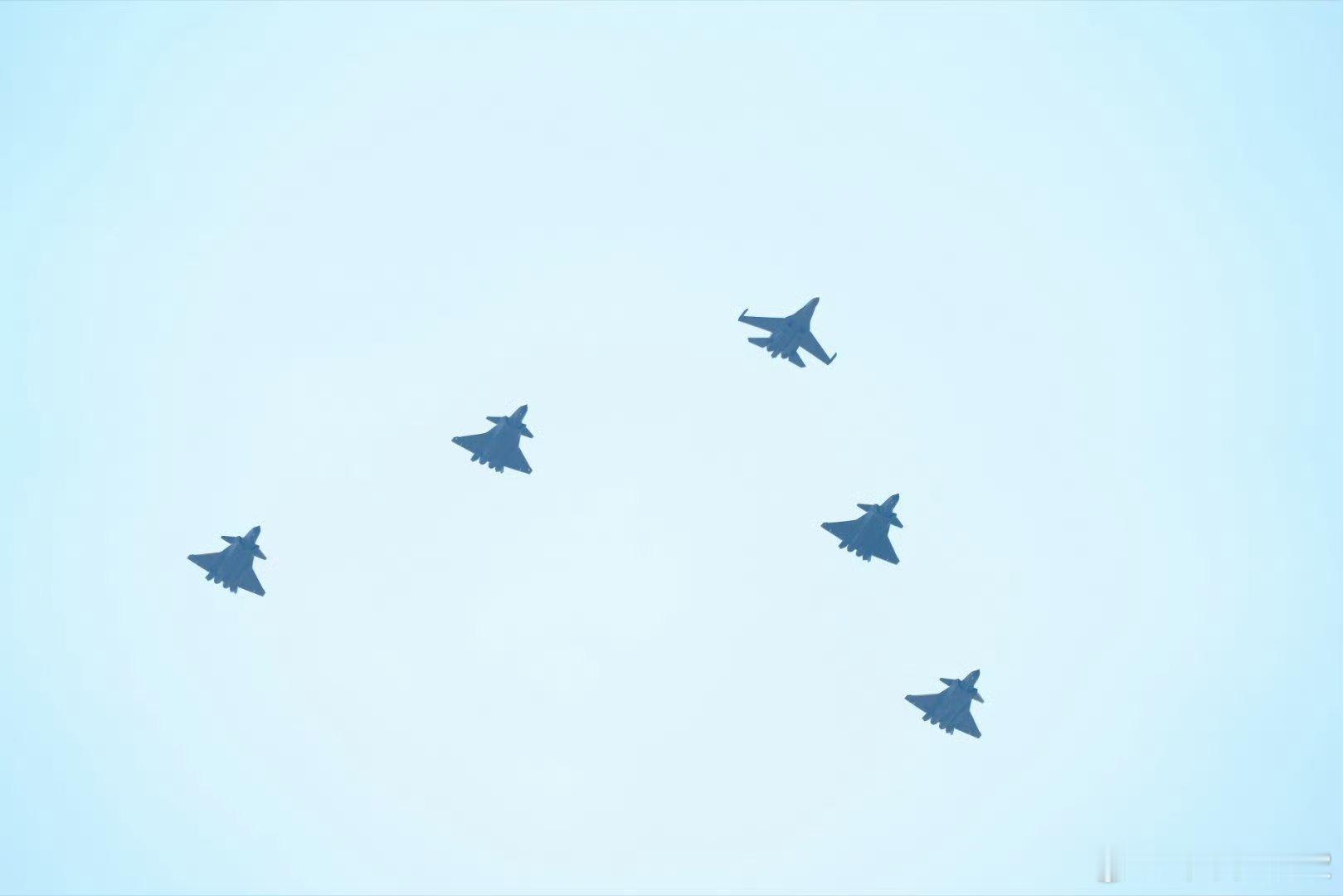 “无电战不升空”之绝佳体现！我军J15D/16D在航程、挂载能力、电子战功率和