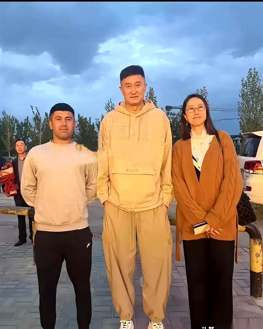 杜锋回新疆了！宏大广场那天被围得水泄不通，不夸张地说，连只苍蝇想挤进去都得费点劲。你以为是哪个顶流明