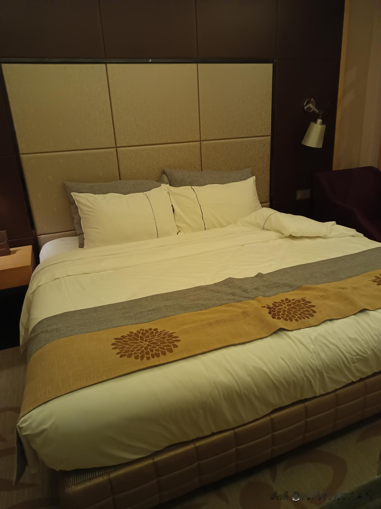 窥见不差钱闺蜜的小家子气，我并不打算说破，酒店房间就给了一包咖啡，我已经看到了，