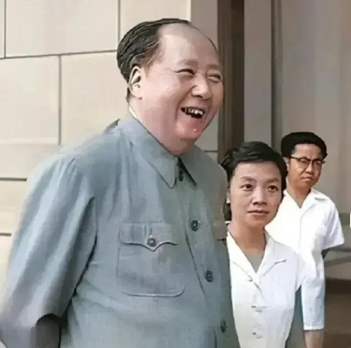 主席这张照片笑的特别慈祥和灿烂，显示了一个伟人的睿智和风采。我特别喜欢看主席的