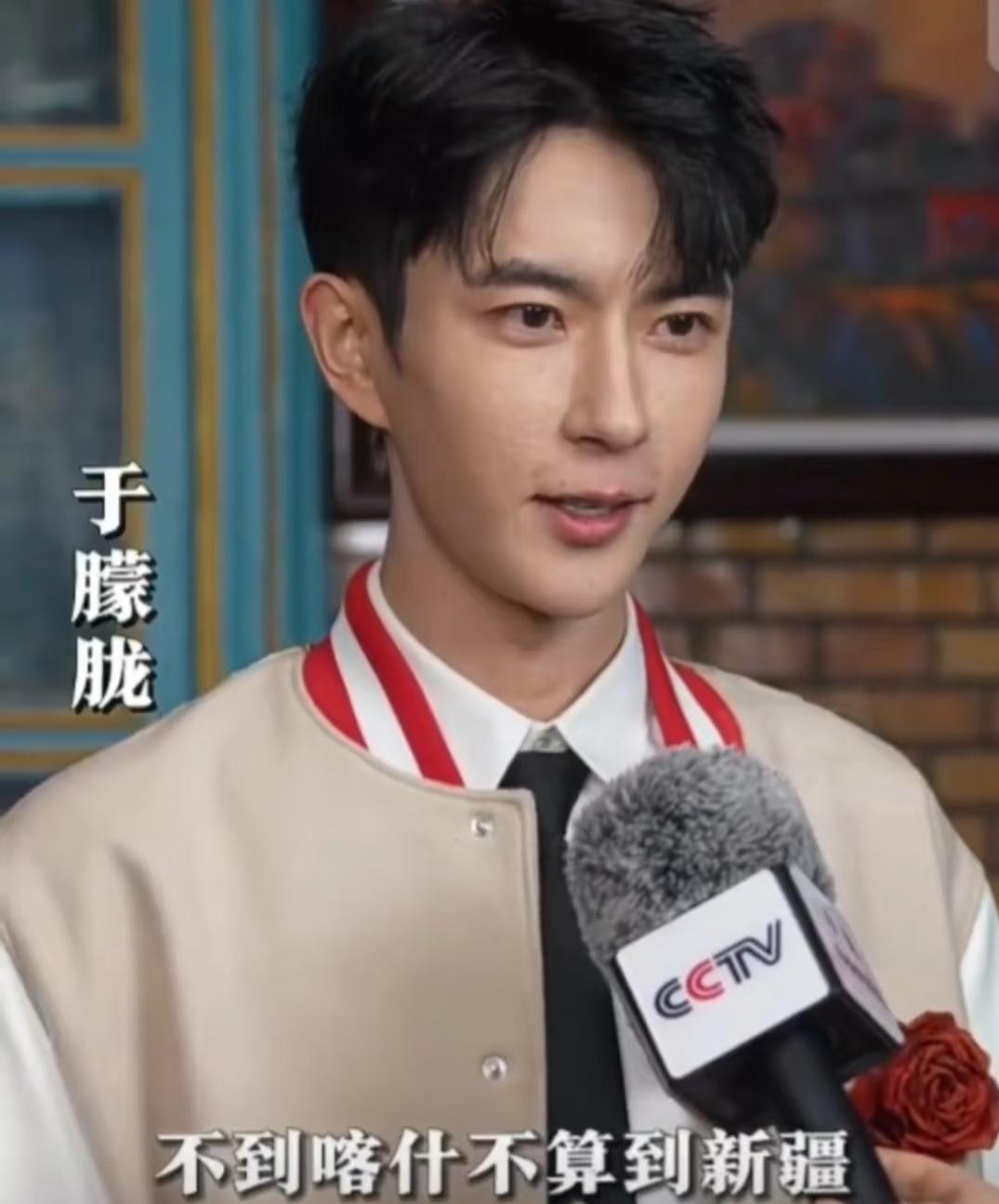 现在才发现，于朦胧和乔任梁的长相竟有几分相像。从脸型来说，二人皆属于两腮瘦削、
