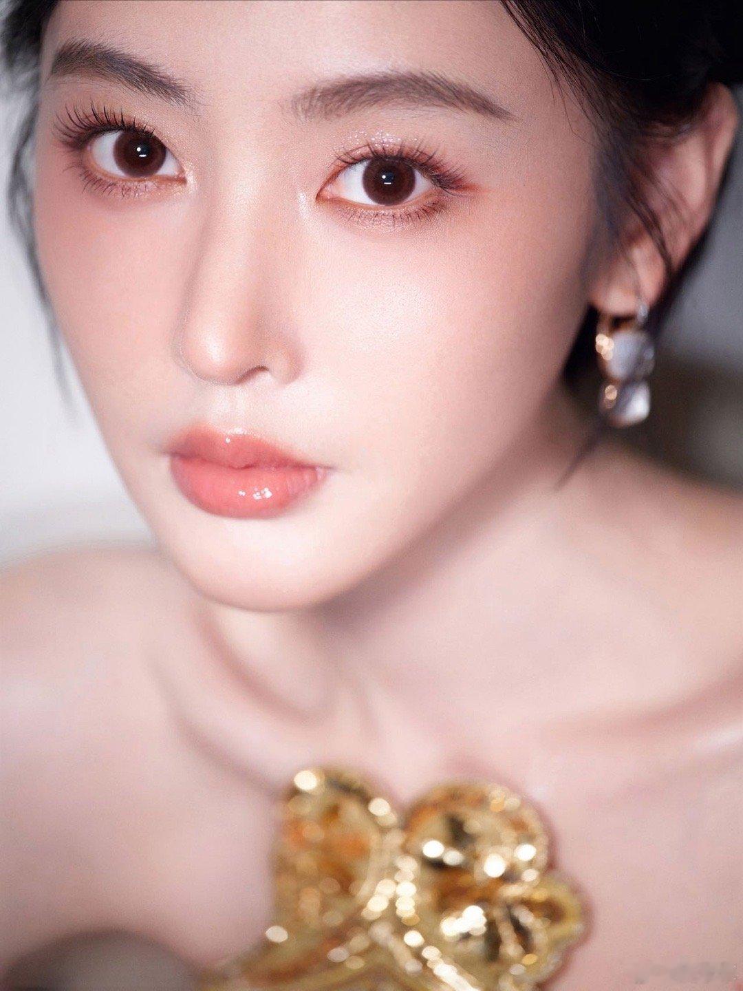 天呐噜！王亚飞这化妆技术简直神了！把张天爱化成甜酷小精灵，霞光微醺妆一上脸，氛围