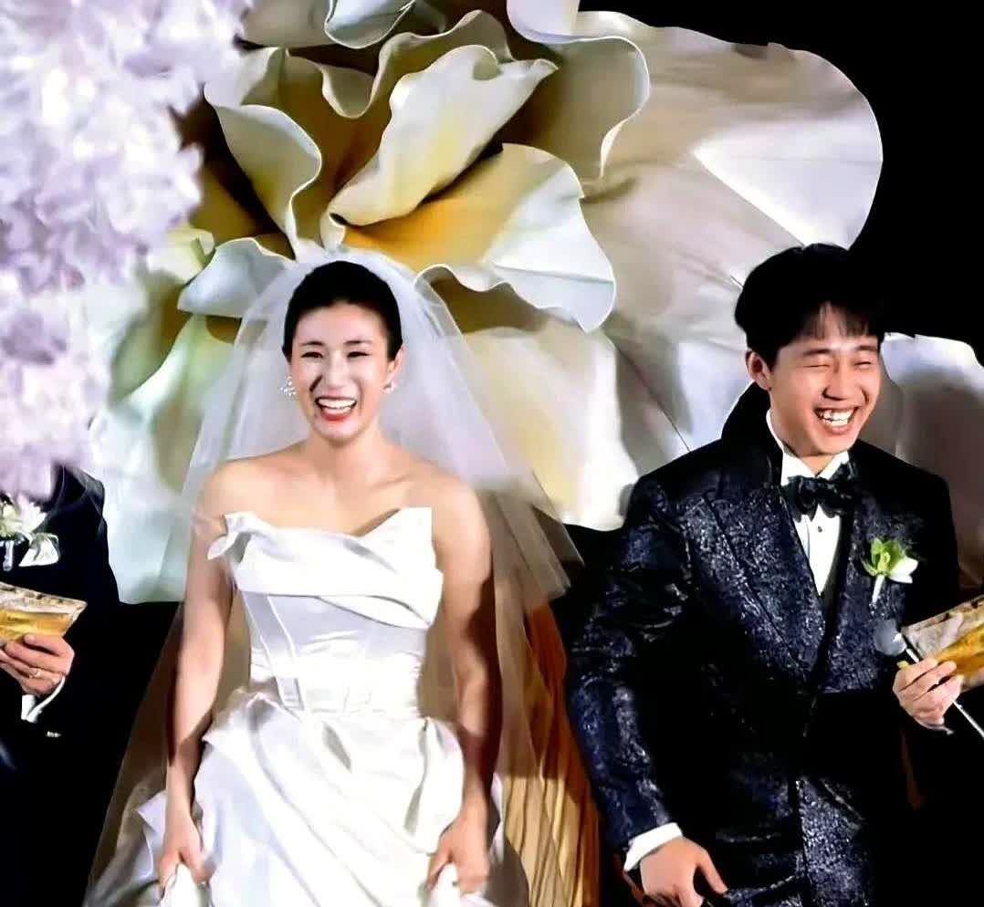 昨日张九龄大婚，烧饼主持婚礼，饼嫂做伴娘，俩儿子烧麦和饼干当花童；曹鹤阳一家四口