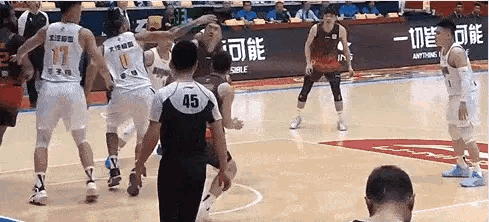 陶汉林卯足了劲去隔扣麦基为什么失败了？看看当年姚明是怎么隔扣麦基的就明白了！陶