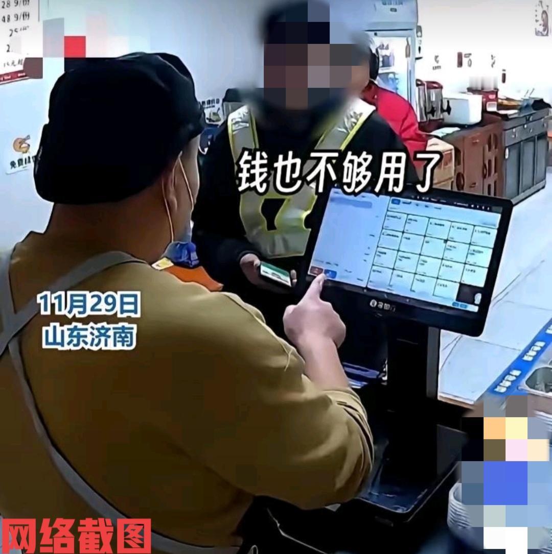 山东有小伙在家饭店只点一碗米饭。这让老板诧异，因为没有做过这样的生意，小伙也