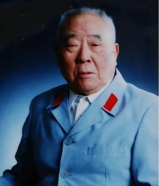 1950年，恩施分区司令员王定烈乘车去剿匪，途中得知参谋在出发前打了电话，感觉不
