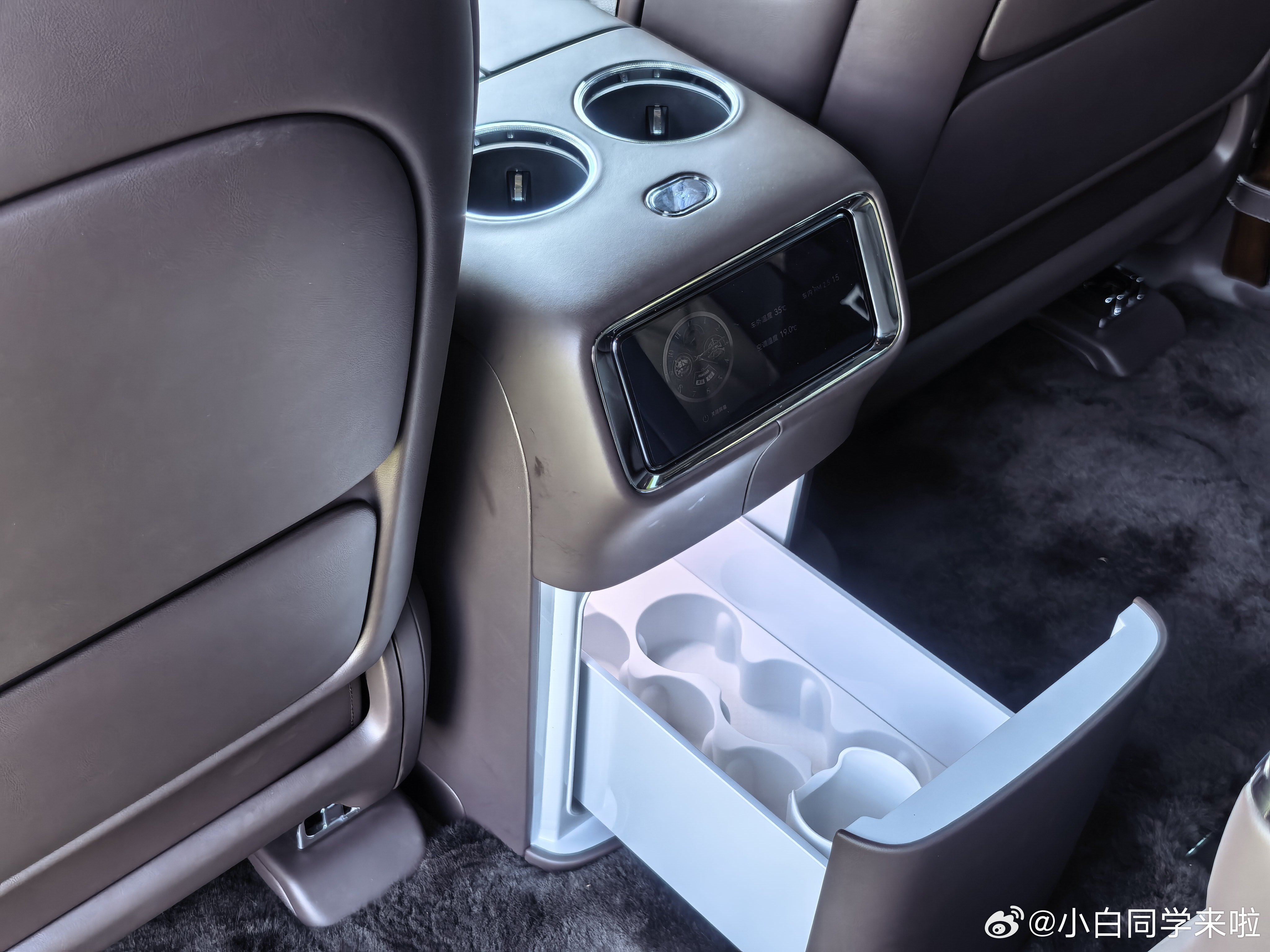尊界V680实拍图分享给大家，虽然说它是标轴版，但车长依然有5320mm，轴