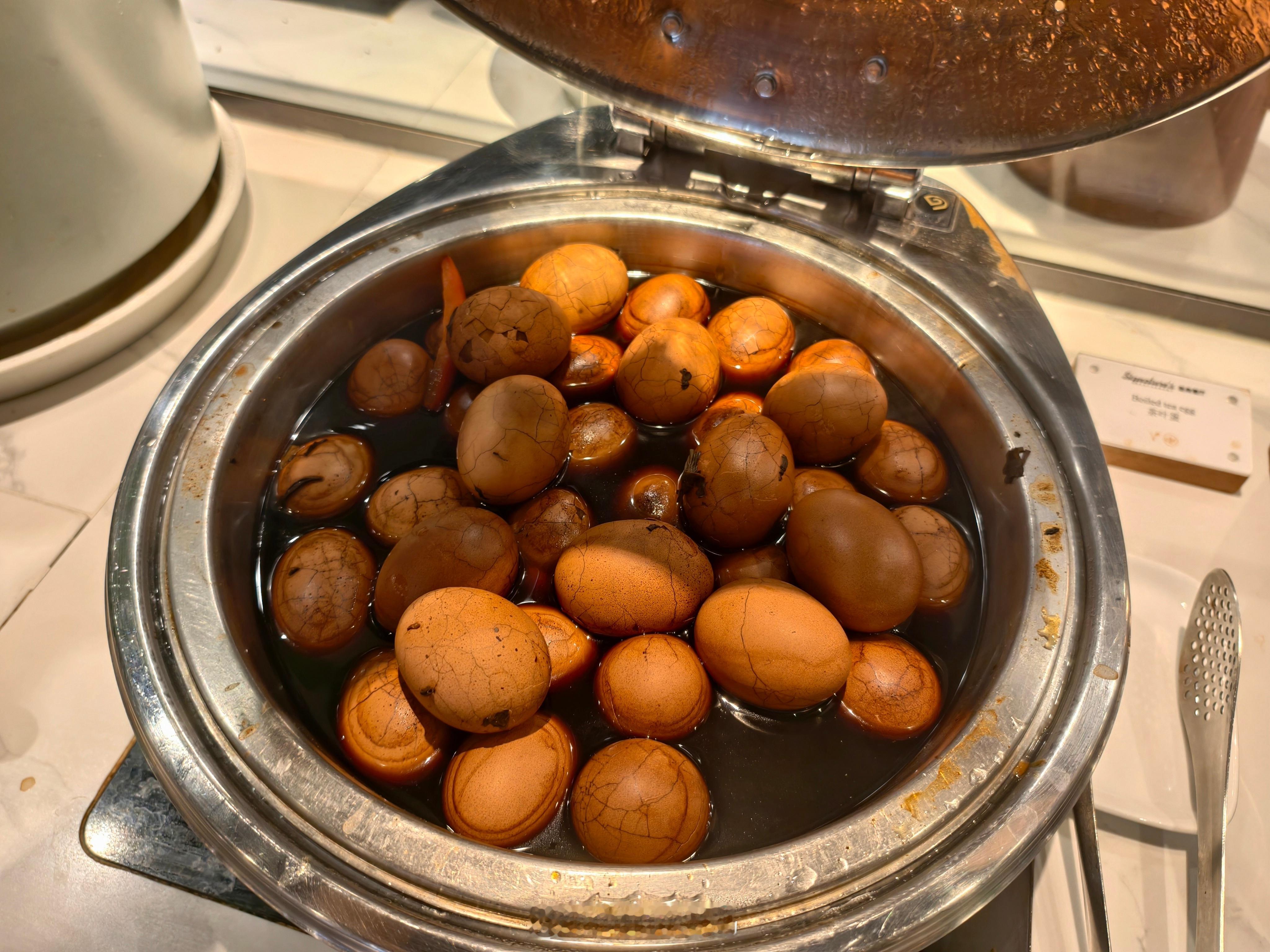在酒店餐厅吃饭，结果隔壁几桌坐了七八个台湾人，一直在那里哔哔说大陆的早餐各种不好