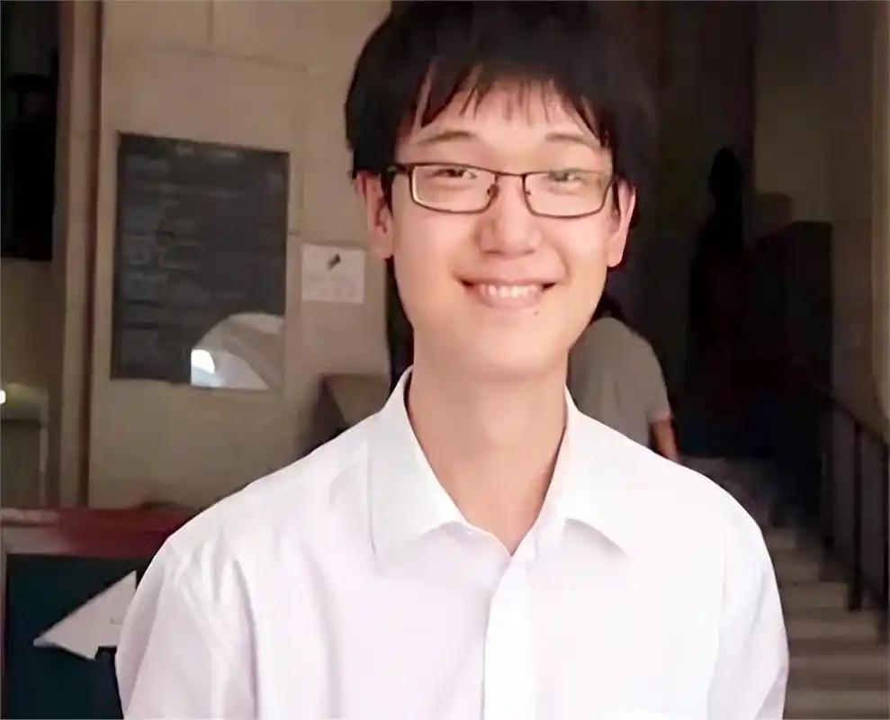 “我不上清北，我要上美国！”有个叫李泰伯北京高考生，这小伙子拿了703分的理科状
