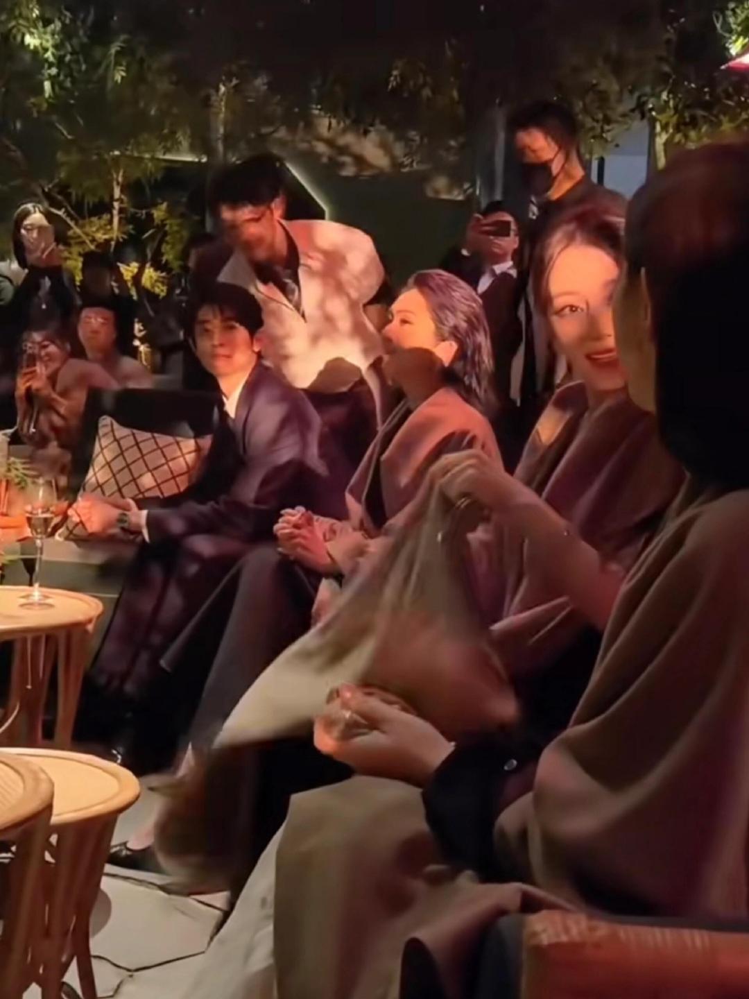 第一次热巴坐下就有人递毯子第一次热巴坐下就有人递毯子