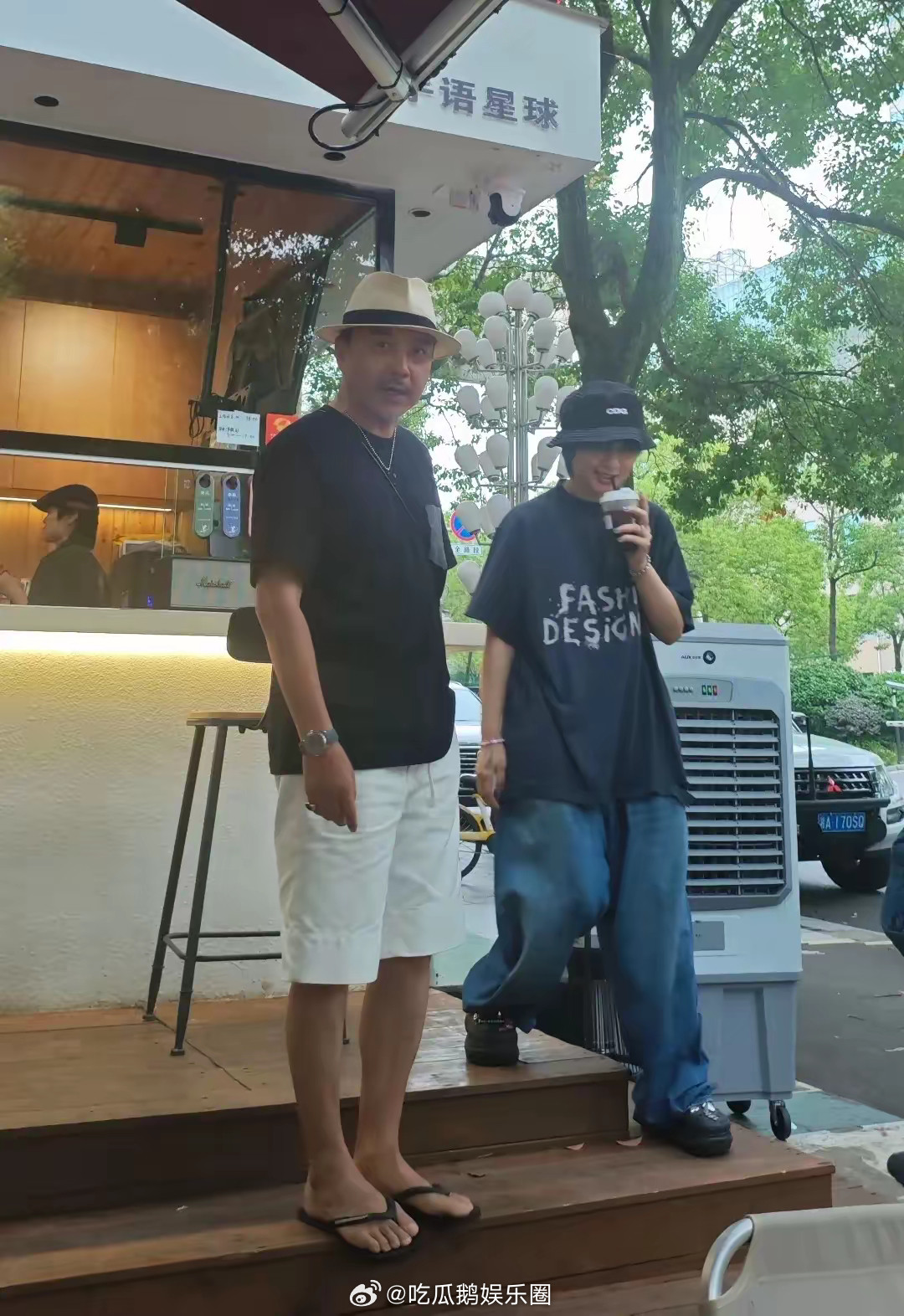 39岁周笔畅长沙探望汪涵，两人坐街边像父女俩，汪涵笑得合不拢嘴！！！​​​