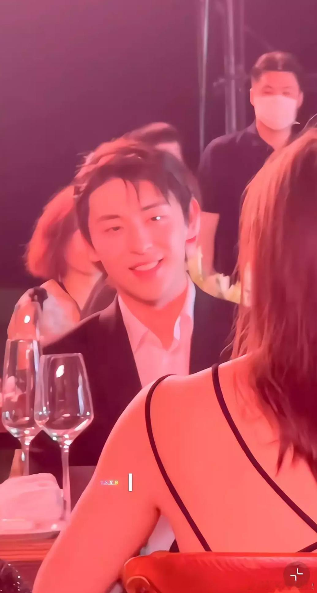 这是最近的邓伦？也难怪他是那么多人的内娱纯元业务能力和长相都比太多爱豆演员出众了