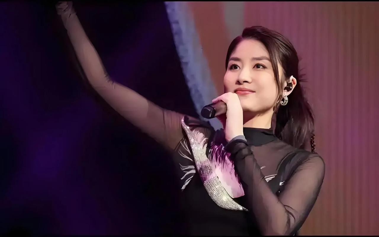 影坛经典女神钟楚红惊喜现身红馆观众席，为乐坛天后陈慧琳的演唱会助阵。当陈慧琳唱至