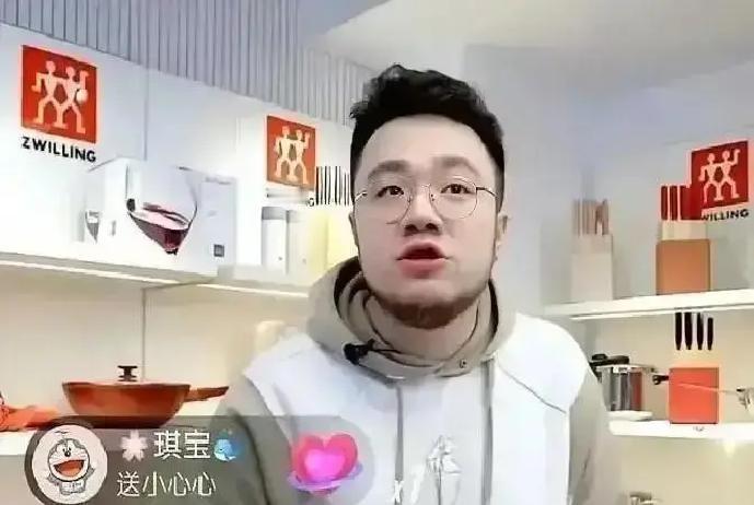 英达把两部戏的导筒直接推了，天天蹲儿子直播间刷“演得不错”“早点休息”巴图以前装