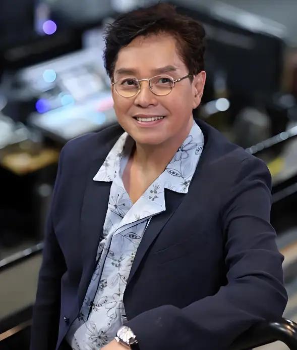 丁克的谭咏麟突然对妻子杨洁薇说；“我把十亿家产都给你，我要让儿子回家，“妻子纳闷