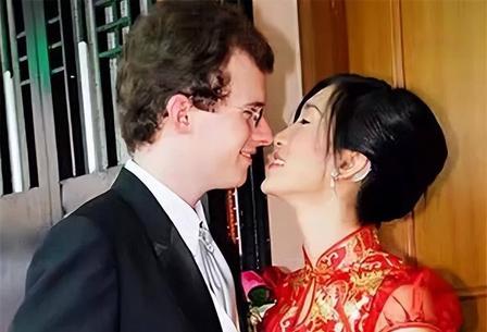 这反差看呆了！加拿大籍的大山，在中国扎根生活快20年，娶了温柔貌美的重庆妻子甘霖