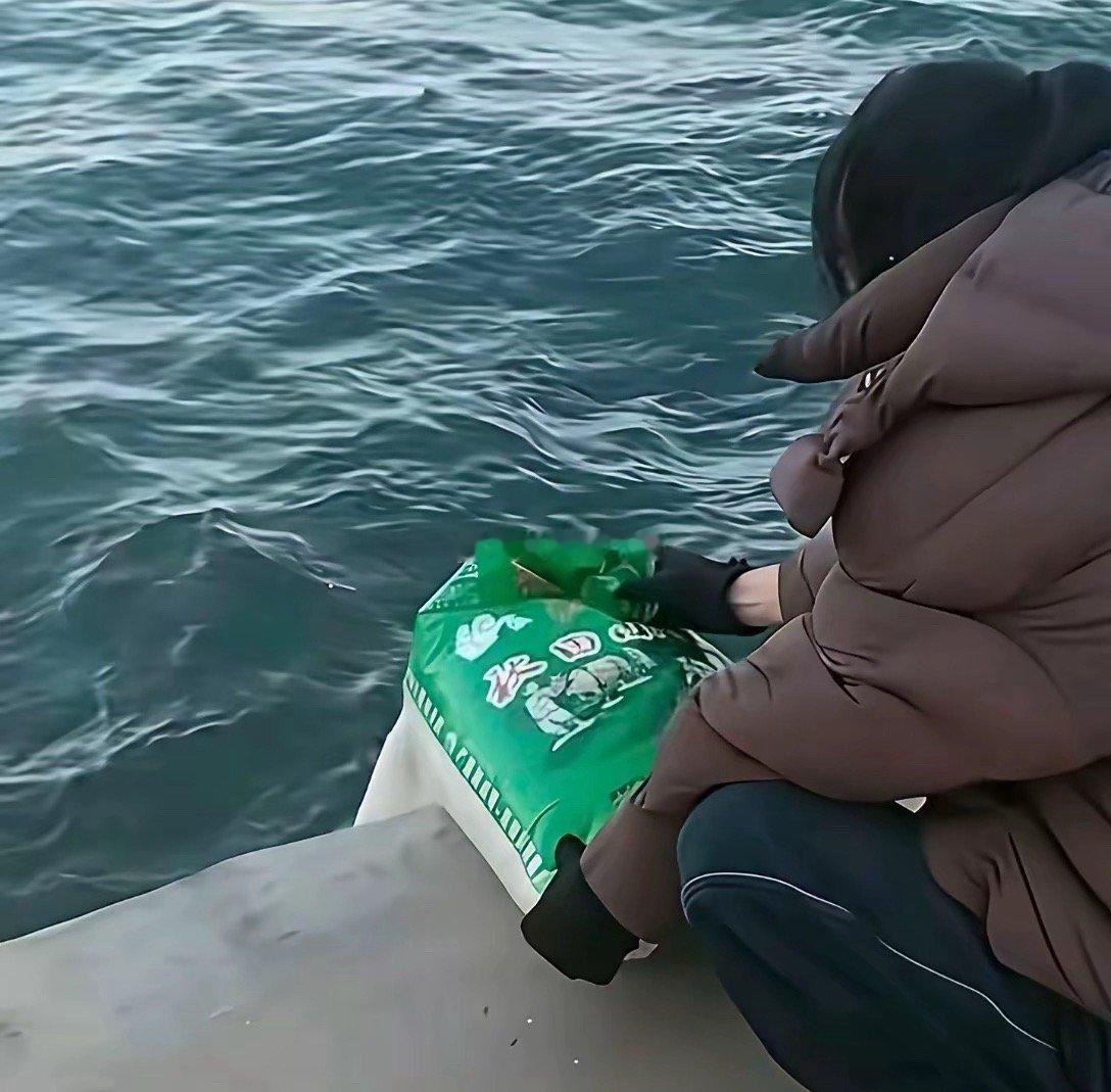 再说“放生”大米现象，之前没听说大米也可以放生。所谓放生大米，就是他们把买回来的