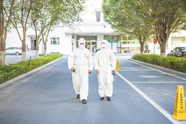 表姐查出来有癌，大老远跑到北京，花了500块挂了个专家号。排队排了半天，进去没几