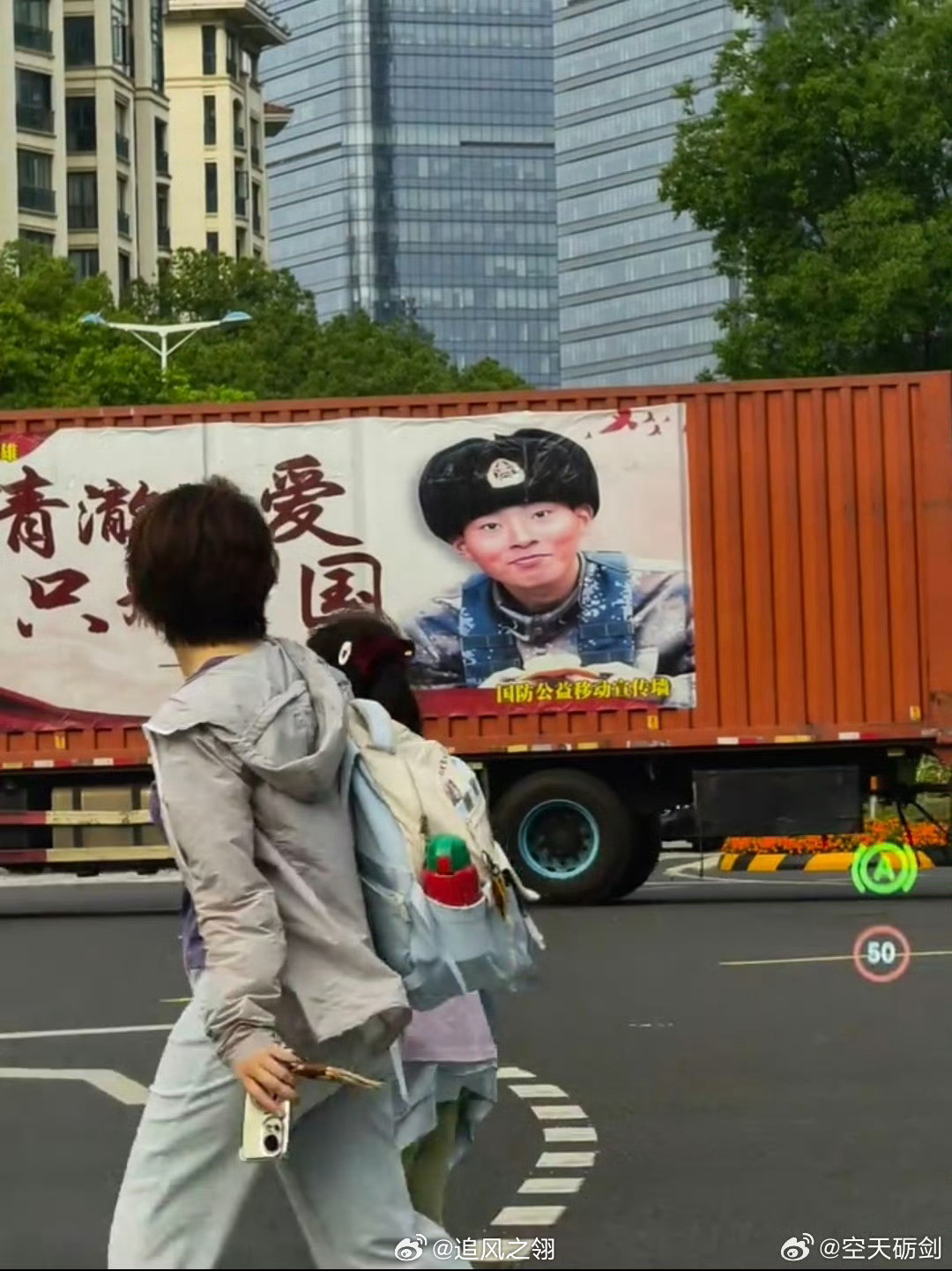 大货车会带着他走遍每一个地方，看他守护的中国。