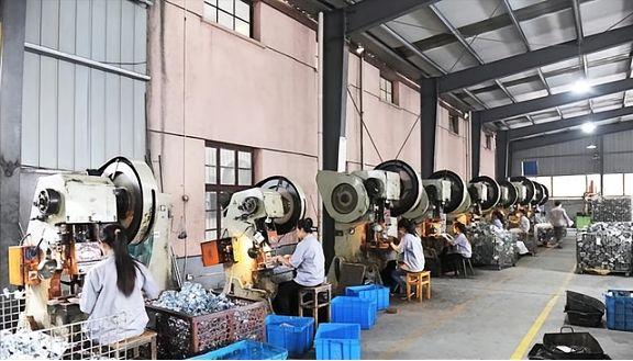 为什么制造业向外国搬迁，而不向中西部搬迁？简单来说，除了广西和四川，其他西部省份