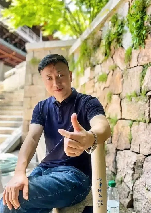 老公的发小大鹏今年45岁，离婚了在体制内上班，工资7000多这位长相平平的离婚男人，突然就成了抢手的
