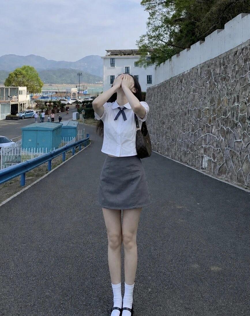 青春洋溢的校园少女，阳光下的甜美瞬间