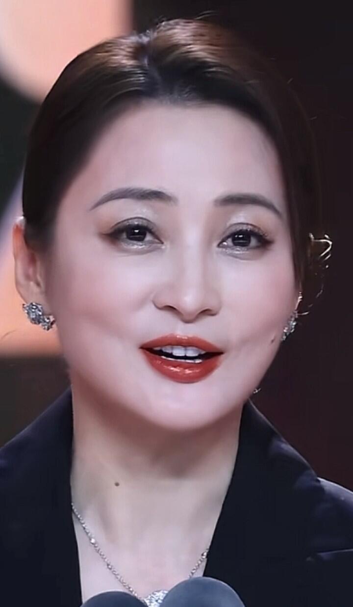 两位都是顶级的美人，蒋勤勤是美在皮相，颜值高，看着是一眼万年的那种美女，她身上有