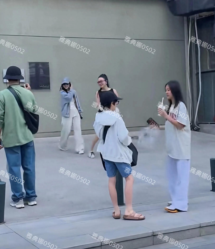 北京798遇到李小璐霍思燕两家人一起出游，甜馨个子比嗯哼高好多