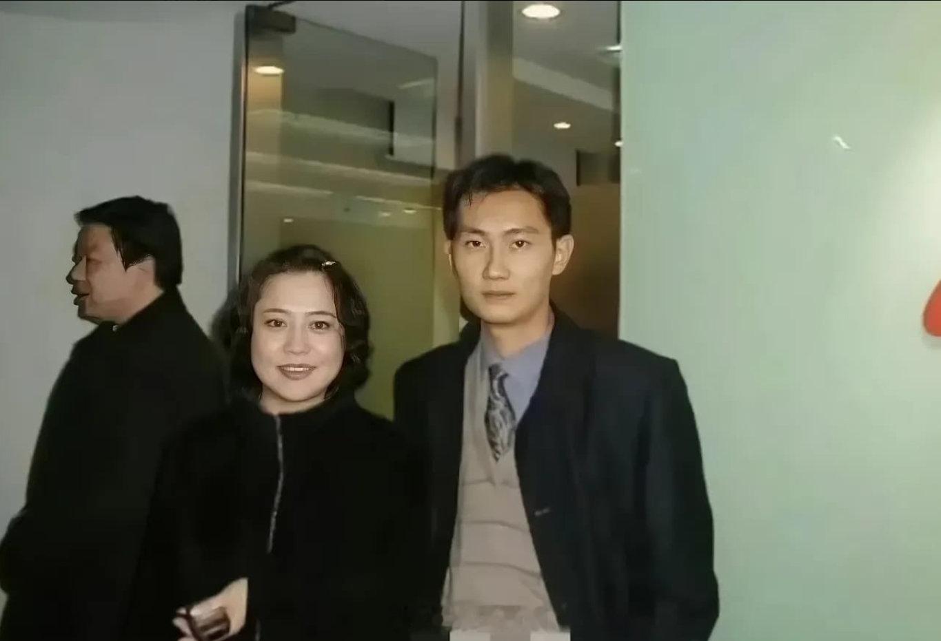 小马哥右手边这位美女是谁？​​​