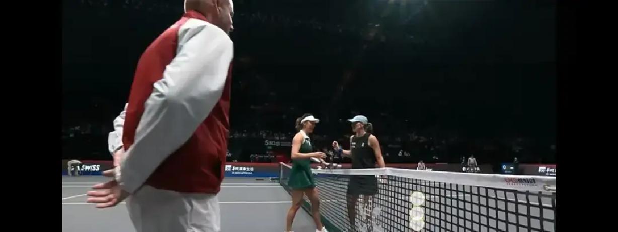 王欣瑜把世界第一打懵了郑州夜场，她拿拍子当刀使。两盘6-4，斯瓦泰克被拉满