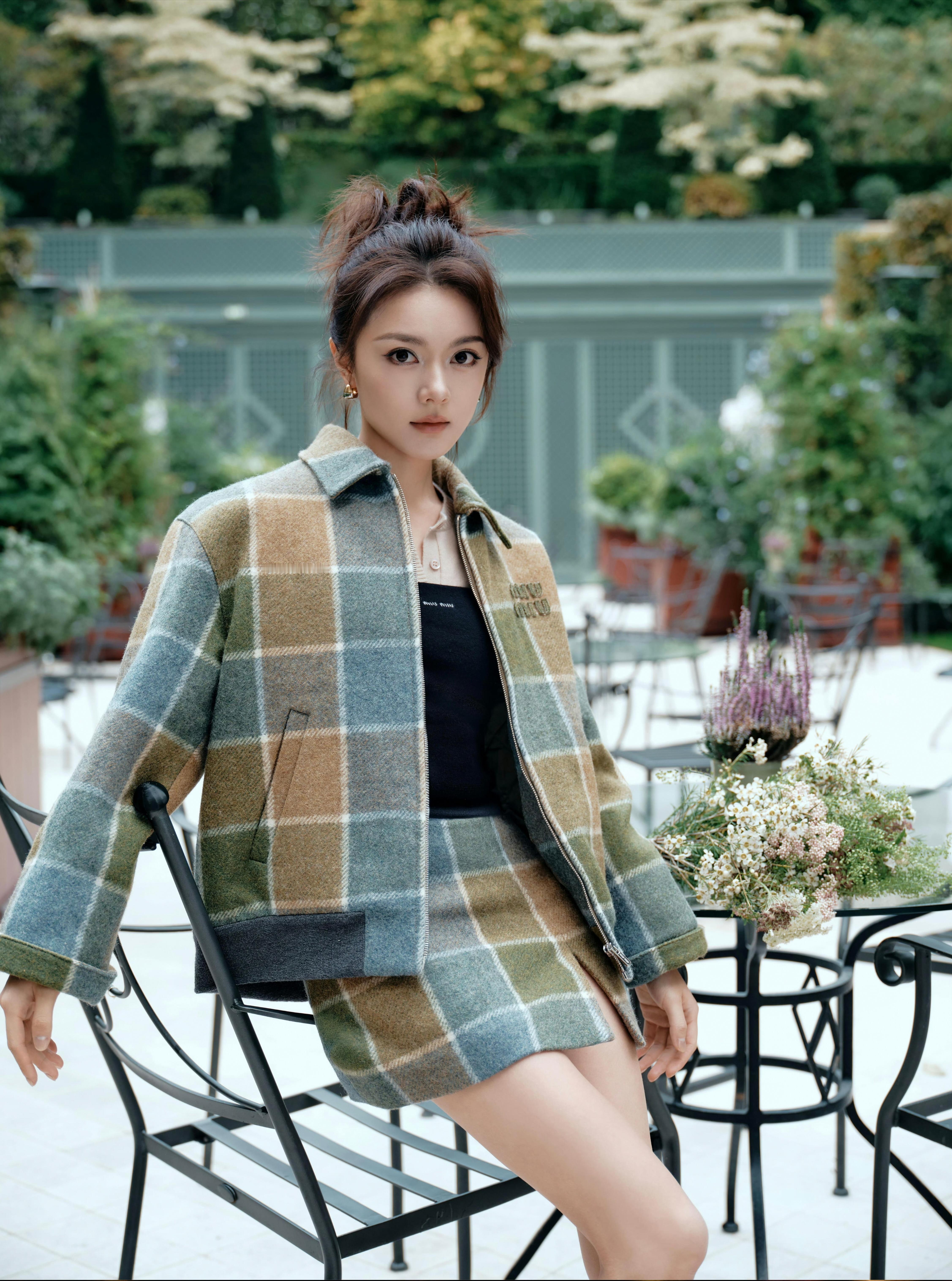 赵今麦在国外美成啥了同一套衣服穿出了两种全然不同的感觉，一面俏皮感，一面御姐感[
