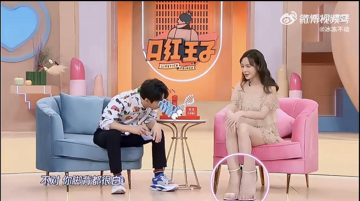 沈梦辰素颜肤色很黑，何炅问：“你是一确定关系后，立刻就会给素颜对方看吗？”沈梦辰