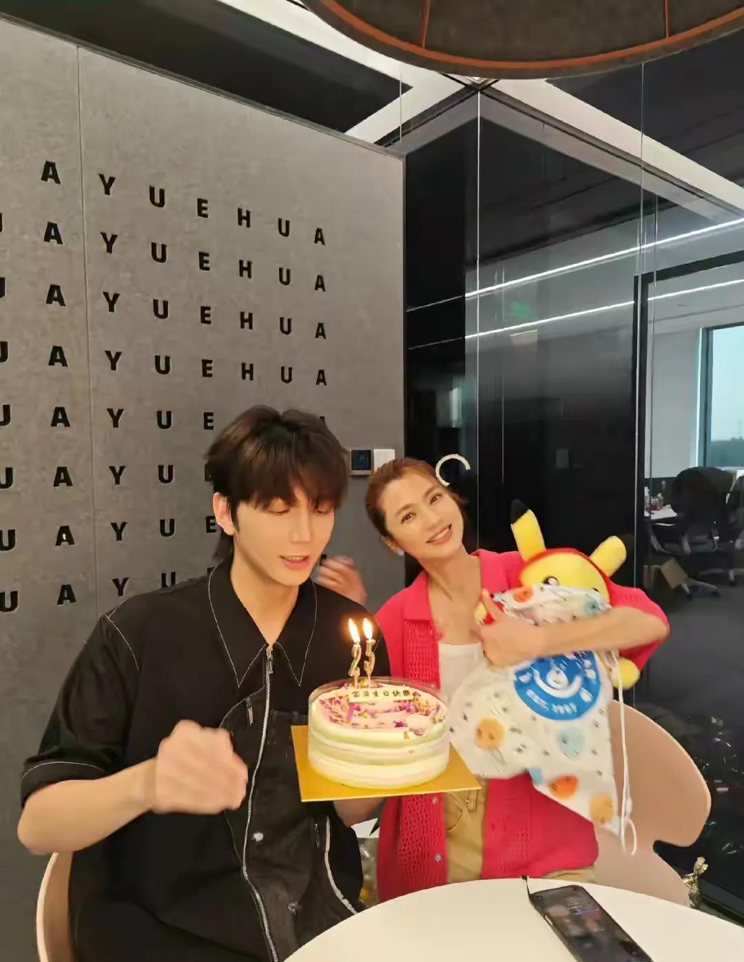 8月16日，洪欣的儿子迎来了25岁生日，洪欣也在社交平台分享和儿子的合影照片，