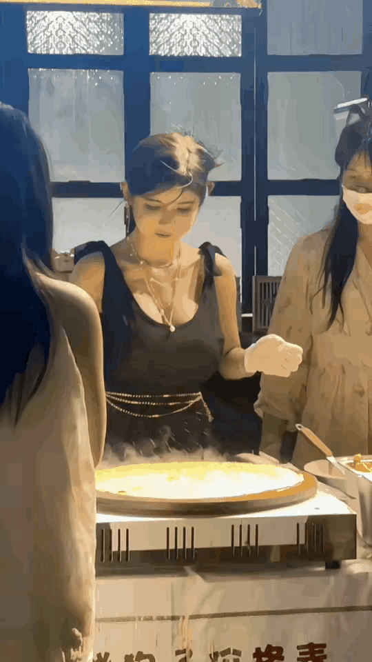 这煎饼看着就很好吃