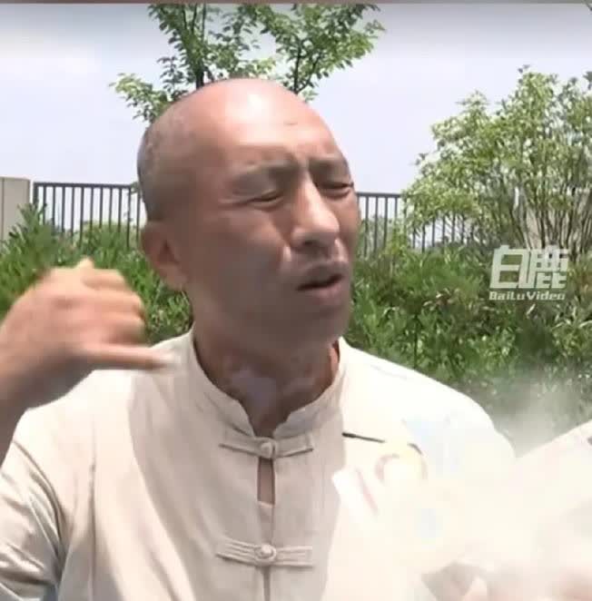 浙江杭州发生一起令人匪夷所思的事件，一男子开网约车时闻到女乘客身上有香味，便
